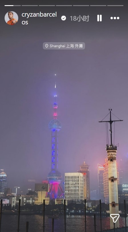 开云-克雷桑与女友同游上海，两人与东方明珠合影还在健身房健身